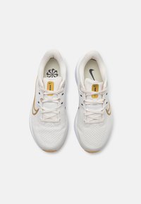 Nike Performance QUEST 6 - Scarpe da corsa su strada - phantom/metallic gold/sail/pale ivory/anthracite/light brown