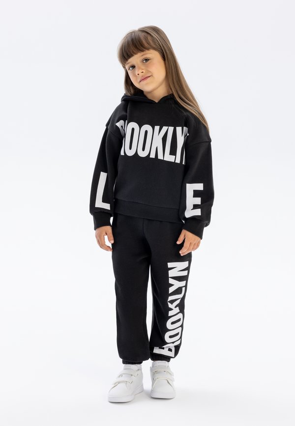 HOODIE AND JOGGERS SET - Jogginghose