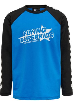 Langärmliges Shirt mit einem leuchtend blauen Körper, schwarzen Raglanärmeln und einem weißen "FLYING SUPERKIDS"-Grafik auf der Vorderseite. Verfügt über Fischgrätenakzente.