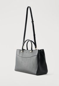 Μαύρη δερμάτινη τσάντα με διπλές χειρολαβές στην κορυφή και ρυθμιζόμενο ιμάντα ώμου, με διακριτικές χρυσές μεταλλικές λεπτομέρειες και υφή στην επιφάνεια.