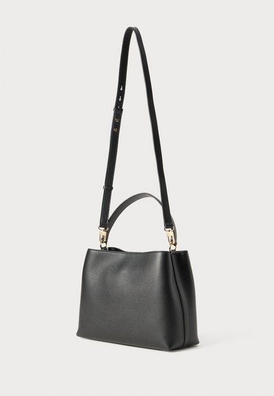 Sac à main en cuir noir au design structuré, comprenant une bandoulière amovible, une poignée supérieure et des accents en métal doré.