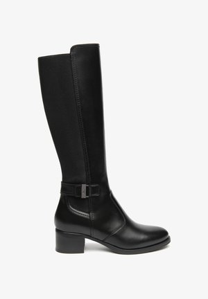 Schwarzer Lederstiefel bis zur Mitte der Wade mit elastischem Rückenteil, verstellbarem Riemen mit Metallschnalle und niedrigem Blockabsatz auf weißem Hintergrund.