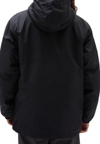 Schwarze wasserdichte Jacke mit Kapuze, ausgestattet mit elastischen Bündchen und einem Kordelzug am Saum, glatter Textur und einfachem, funktionalem Design.