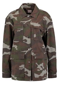 Brun, grön och grå kamouflagejacka tillverkad av slitstark tyg, med krage, knappar och fyra framfickor.