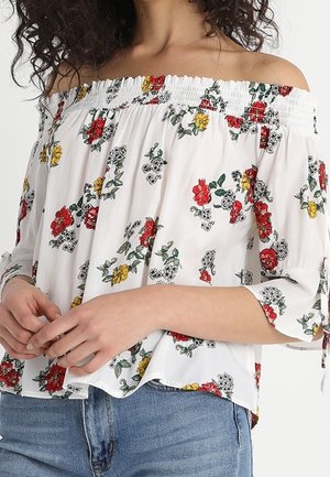 Weißes schulterfreies Oberteil mit einem gerafften Halsausschnitt und floralen Mustern in Rot, Gelb und Schwarz. Kurze Ärmel mit Bindebändern.