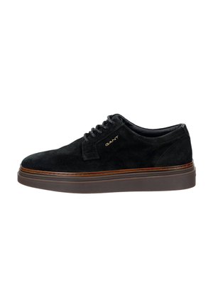 Schwarzer Herren-Schnürschuh aus Veloursleder mit brauner Sohle und goldenem GANT-Logo an der Seite, von der Außenseite betrachtet.
