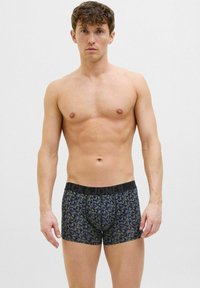 Schwarz-grün gemusterte Boxer-Shorts mit einem schwarzen elastischen Bund, auf dem das Logo "Jack & Jones" zu sehen ist. Das Material scheint dehnbar zu sein.
