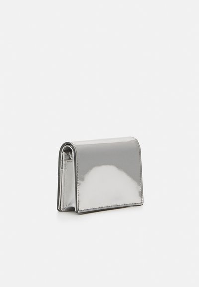 Lompakko, jossa on metallinhohtoinen hopea väri, tyylikäs muotoilu, suorakaiteen muotoinen rakenne ja sileä pinta. Varustettu taitettavalla rakenteella ja minimalistisella yksityiskohdalla.