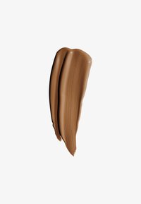 Bruine crème make-up swatch met een gladde, glanzende textuur. Twee dikke strepen, semi-matte afwerking en warme ondertoon.