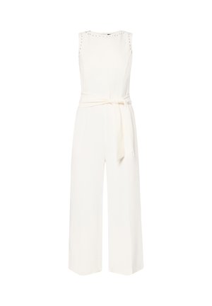 Combinaison blanche sans manches avec jambes larges, encolure ronde, et ceinture assortie en tissu nouée à la taille.