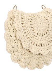 Bézs horgolt kézitáska hullámos záródással és kör mintás texturált felülettel; csatlakoztatásra szolgáló hurkos fémrész.