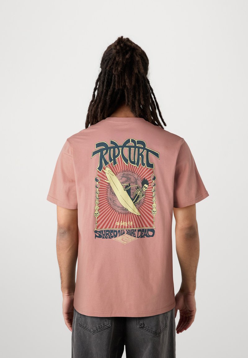 Dead Thread Rip Rip Curl SHRED TILL DEAD TEE UNISEX - T-Shirt print - mushroom/braun ...