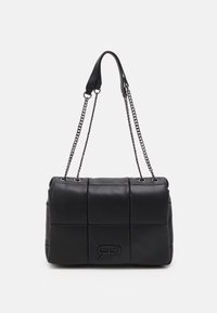 Borsa a tracolla nera trapuntata con doppi manici in catena e pelle, caratterizzata da un logo impresso nella parte anteriore e una superficie liscia.