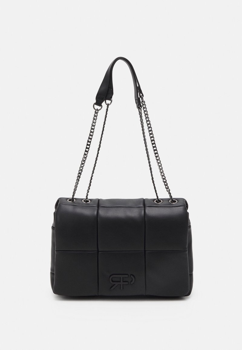 Borsa a tracolla nera trapuntata con doppi manici in catena e pelle, caratterizzata da un logo impresso nella parte anteriore e una superficie liscia.