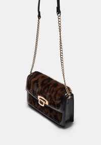 Borsa a mano rettangolare piccola nera con pattina anteriore in pelliccia di leopardo marrone, chiusura dorata e tracolla a catena dorata con dettagli in pelle nera.