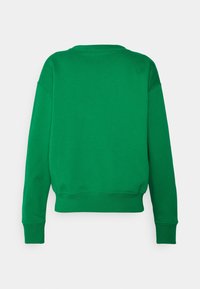 Grön sweatshirt med rund halsringning, ribbade muddar och nederkant. Tillverkad av ett mjukt, texturerat tyg med avslappnad passform och sänkta axlar.