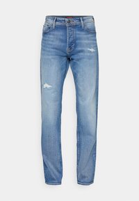 Jeans din denim albastru deschis cu un croi drept, prezentând detalii uzate și o decolorare subtilă. Design clasic cu cinci buzunare, închidere cu buton.