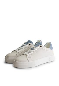 Baskets en cuir blanc avec accents en daim bleu, bout rond, semelle plate et design à lacets. Semelle extérieure en caoutchouc texturé et détails de couture minimalistes.