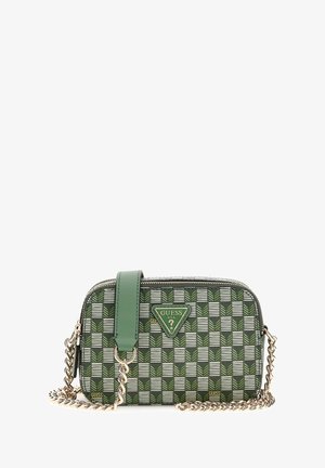 Borsa Guess verde a fantasia con finitura testurizzata, caratterizzata da un logo triangolare, cerniere e una tracolla a catena.