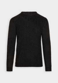 Schwarzer Pullover mit langen Ärmeln und runder Ausschnitt. Strukturierter Stoff mit einem dezenten Strickmuster. Keine sichtbaren Akzente oder Beschläge.