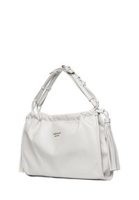 Borsa in pelle bianca con parte superiore arricciata, tracolla regolabile e rifiniture decorative in frange. Presenta un logo impresso sul davanti.