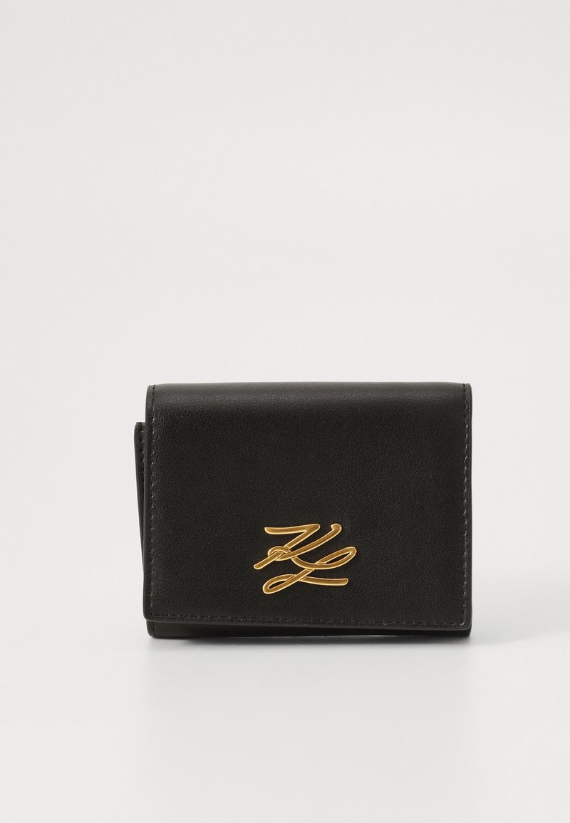Portefeuille en cuir noir avec un ornement de logo doré. Design pliable, forme compacte, texture lisse et bords cousus.