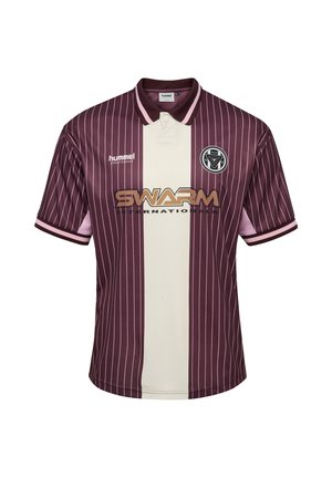 Bordeaux en crèmekleurig gestreept voetbalshirt met korte mouwen, een kraag en een logo op de linkerkant van de borst. Heeft roze accenten op de mouwen.