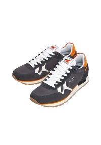 Zapatillas de hombre con parte superior de gamuza y malla gris, cordones blancos, detalles en naranja y suela de goma. Presentan puntera redondeada y cuello acolchado.