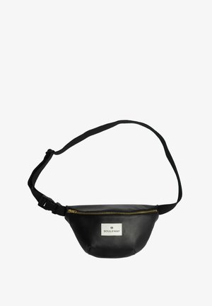 Schwarze Lederbauchtasche mit goldenem Reißverschluss, verstellbarem Gurt und rechteckigem Logopatch. Runde Form und glatte Textur.