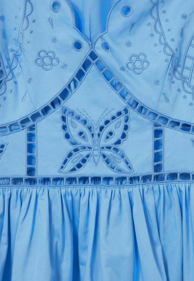 Vestido de color azul claro con bordados de flores y mariposas, detalles de corte y textura fruncida en la cintura.