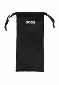 Svart dragsko väska gjord av tyg, med en framträdande vit "BOSS"-logotyp centrerad nära toppen. Slät yta med rundade hörn.