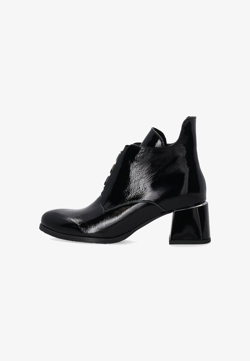 Schwarze Lacklederschuhe mit rundem Zeh, seitlichem Ausschnitt und klobigem Quadratabsatz. Verfügt über einen Reißverschluss vorne und eine glatte Textur.