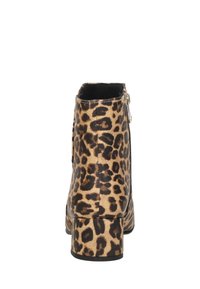 Leopard-gepatroniseerde enkellaars met een gladde afwerking, zijrits sluiting en een chunky zwarte hak. Textuur, faux leren materiaal.
