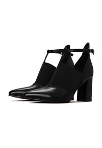 Escarpins en cuir noir à bout pointu avec bride en T et talons block, dotés de panneaux élastiques latéraux et de fermetures à boucle à la cheville.
