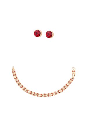 Guldarmbånd og matchende ørestiks med runde røde ædelstene, arrangeret separat på en hvid baggrund.