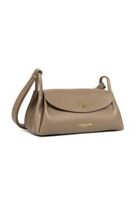 Borsa a spalla in pelle testurizzata taupe di Lancaster Paris con chiusura a flap, logo dorato e tracolla regolabile su sfondo bianco.