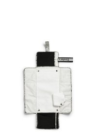 Vauvan vaihtoalusta harmaana kukkakuosisena, jossa on valkoinen pehmustettu sisus, mustat yksityiskohdat ja sivutasku nappisuljennalla.