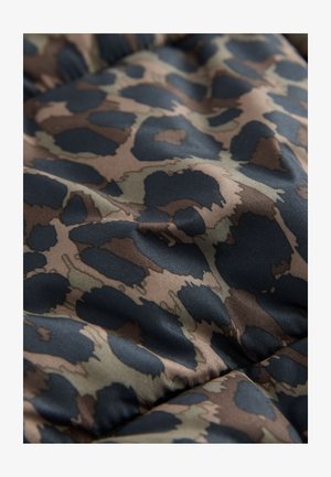 Leoparda raksta audums ar toņu brūniem un melniem plankumiem uz tumša fona, ar gludu tekstūru un vieglu spīdumu.