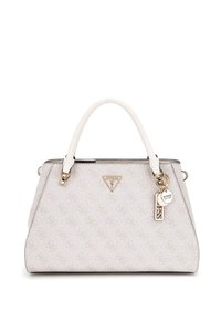 Sac à main beige avec poignées blanches, en matériau texturé et motif de logo en relief. Présente des éléments en métal doré et un pendentif de marque.