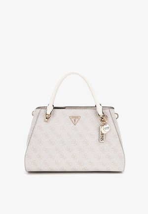 Bolso beige con asas blancas, material texturizado y patrón de logo en relieve. Presenta herrajes en tono dorado y un charm de la marca colgante.