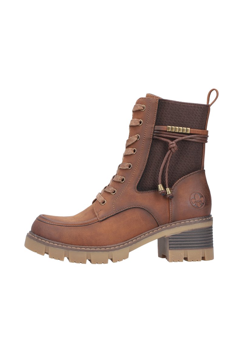 Bottine à lacets marron avec un panneau en maille texturée, un talon épais et des accents en métal doré. Elle dispose d'un col rembourré et d'une semelle robuste.