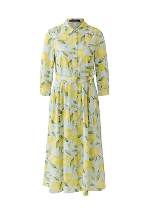Robe longue boutonnée avec imprimé citron jaune et feuilles vertes, manches trois-quarts, col et ceinture nouée à la taille.