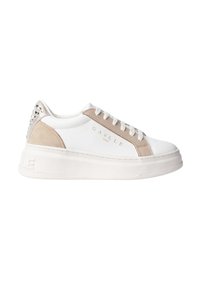 Sneaker in pelle bianca con accenti beige, retro testurizzato e dettaglio del logo. Presenta una suola piatta e lacci piatti. Hardware luccicante sul tallone.