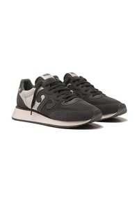 Sneaker neri e grigi con una texture liscia e scamosciata, dotati di lacci, design curvo e suola a contrasto. Dettaglio del logo sobrio visibile.