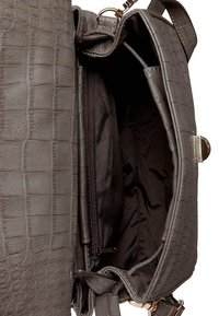 Grå krokodillepræget håndtaske med åben top, foret indre, central skillevæg og lynlåsrum, der har metalhardware detaljer.