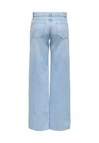 Jasnoniebieskie spodnie dżinsowe o szerokich nogawkach z tylnymi kieszeniami, szlufkami na pasek i widocznymi szwami, przedstawione od tyłu na jednolitym białym tle.
