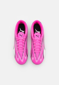 Scarpe sportive rosa con tomaia testurizzata, caratterizzate da un design a gradiente e dettagli neri. Punta arrotondata, lacci davanti e logo del marchio sulla linguetta.