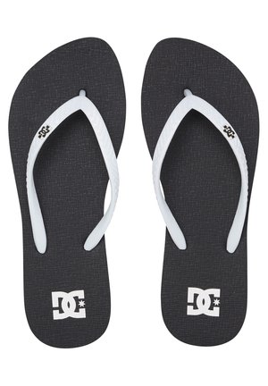 Sorte flip-flops med struktureret sort sål, hvide gummistropper og DC-logo i hvid på sålen. Enkel, flad design.