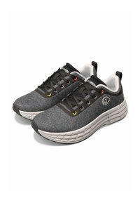 Graue Sportschuhe mit einer strukturierten Oberseite, schwarzen Schnürsenkeln und leuchtend gelben sowie roten Ösen. Verfügt über eine dicke, gemusterte Sohle für Dämpfung.