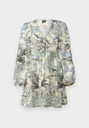 Abito a maniche corte in tessuto leggero, con una stampa tropicale colorata che presenta edifici, frutti e uccelli. Design a scollatura a V e orlo a strati.